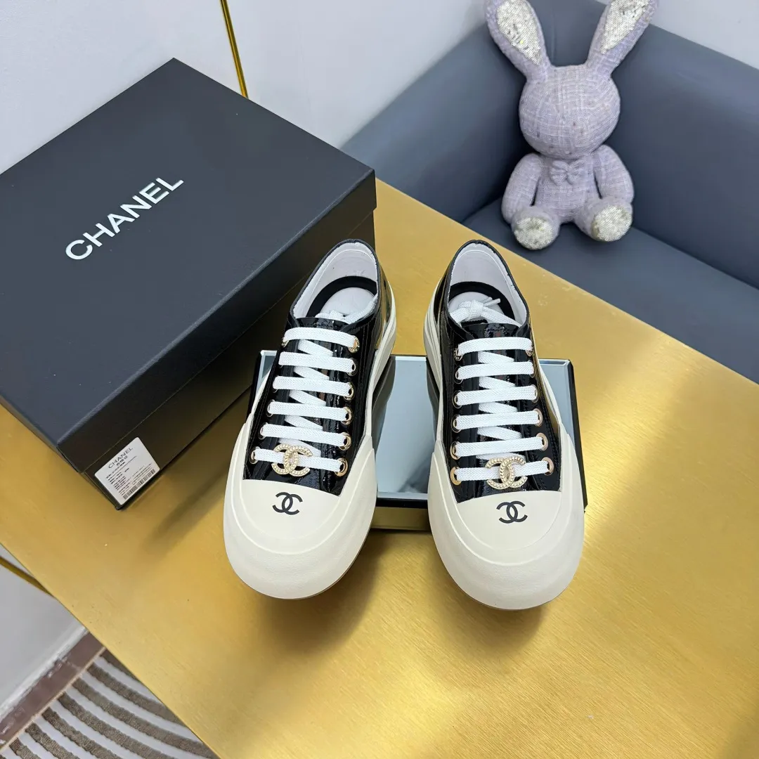 👟👟Ex-factory price 600👟👟 Top version, original quality! ! ! Chanel Chanel - 2025 biscuit shoes, the top casual sports shoes in the counter, this classic design; the upper is electro-embroidered with a variety of craftsmanship; the outsole is fashionable and sporty; the extraordinary inclusion of a variety of color elements... The diversified mix and match is very good-looking and versatile, casual, fashionable, sports, and outdoor can be taken into account... ꫛꫀꪝ Go➫ Material: ❶Upper: Original first-layer cowhide ❷Inner: Sheepskin ❸Outsole is based on: original TPU combination outsole, full set of boutique packaging for women 35–41 👉